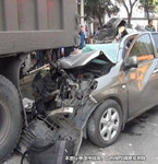 酒駕男子不理智鬧事 撞壞數(shù)十輛車(chē)一人受傷