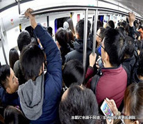 乘客乘早高峰地鐵被擠癱瘓，獲賠26萬