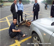 小伙碰瓷索賠未成，報警后反被起訴