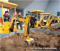 3歲孩子開挖掘機(jī)上路，爸爸被拘留