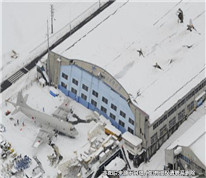 大雪壓壞公司鋼棚，維修過程中壓死兩人，公司賠償后向施工方夫妻追償