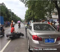 女子被下出租車的乘客開門撞到，其損失應當由誰賠償？