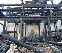 房屋被不明火星引燃而燒毀，業主起訴樓上住戶和物業公司索賠償