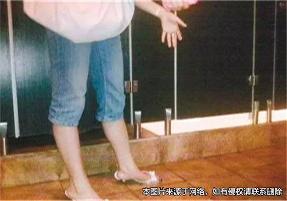 高三男生因偷拍女廁被抓，回家后跳樓自殺，父母向?qū)W校索賠200萬元