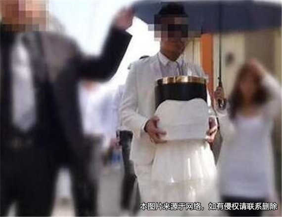 男子替去世的女友照顧其父母多年，老人因車禍去世后男子獲賠