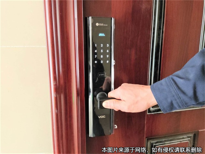 房東修改大門密碼后租客無法入住，起訴房東賠償違約金獲法院支持